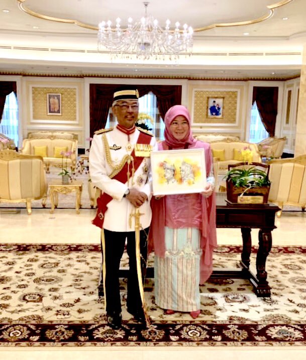 itsteme's tweet photo. The King &amp; Queen of Malaysia.

Baginda tuanku boleh saja mengupah pelukis ternama bertaraf dunia utk melakar wajah baginda menghiasi istana. Tetapi baginda berdua merendah diri, mencemar duli turun ke bawah &amp; memilih lukisan seorang anak muda mcm aku. Begitulah tuanku dgn rakyat. https://t.co/GhvfmkhP7m