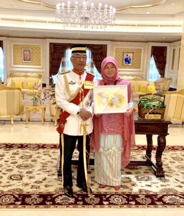 itsteme's tweet photo. The King &amp; Queen of Malaysia.

Baginda tuanku boleh saja mengupah pelukis ternama bertaraf dunia utk melakar wajah baginda menghiasi istana. Tetapi baginda berdua merendah diri, mencemar duli turun ke bawah &amp; memilih lukisan seorang anak muda mcm aku. Begitulah tuanku dgn rakyat. https://t.co/GhvfmkhP7m