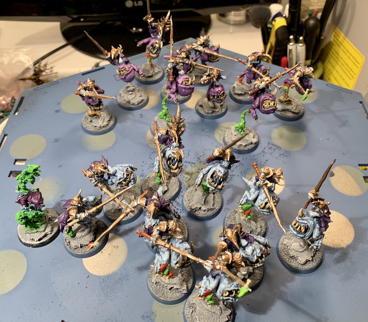 talesofwargames's tweet photo. That’s all 20 Boingrotz finished. Now to paint up 10 Hoppers tonight and then get the snow on the bases and black rims and the Squigalanche is done for Facehammer and the GT Final. #warmongers #ageofsigmar #fhgt https://t.co/gjI5wiQ21j
