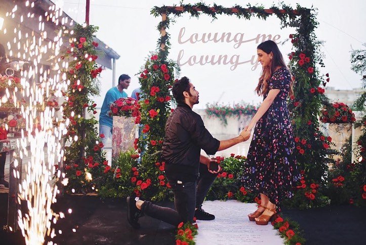BookEventz's tweet photo. Lekar Hum Deewana Dil😍. Throwback to how Karishmakapoor’s cousin Armaan Jain proposed to marry his gf Annisa Malhotra.
.
#BookEventz #ArmaanJain #AnissaMalhotra #engagement #parties #Proposal #Funtimes #Kapoor's #KarishmaKapoor #KareenaKapoorKhan #Kapoorfamily https://t.co/5E1EgabyRr