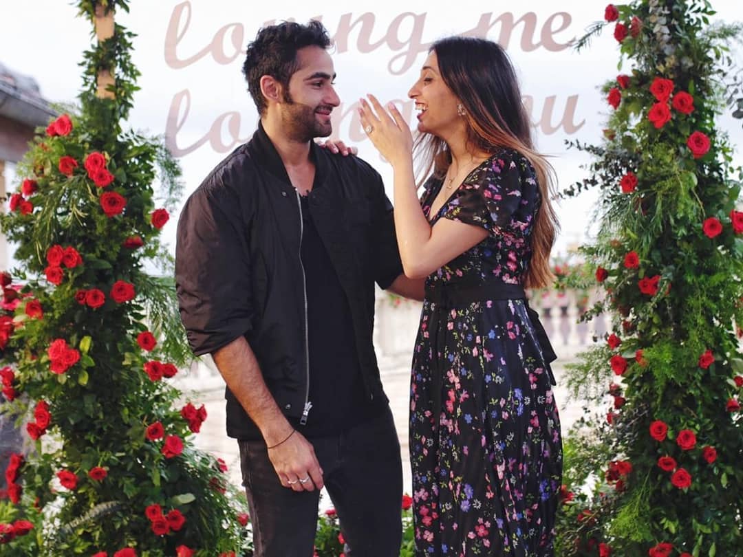 BookEventz's tweet photo. Lekar Hum Deewana Dil😍. Throwback to how Karishmakapoor’s cousin Armaan Jain proposed to marry his gf Annisa Malhotra.
.
#BookEventz #ArmaanJain #AnissaMalhotra #engagement #parties #Proposal #Funtimes #Kapoor's #KarishmaKapoor #KareenaKapoorKhan #Kapoorfamily https://t.co/5E1EgabyRr
