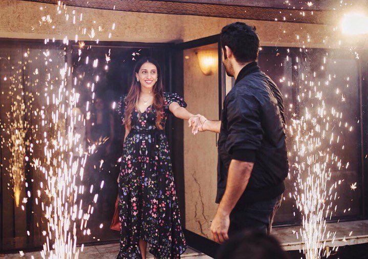 BookEventz's tweet photo. Lekar Hum Deewana Dil😍. Throwback to how Karishmakapoor’s cousin Armaan Jain proposed to marry his gf Annisa Malhotra.
.
#BookEventz #ArmaanJain #AnissaMalhotra #engagement #parties #Proposal #Funtimes #Kapoor's #KarishmaKapoor #KareenaKapoorKhan #Kapoorfamily https://t.co/5E1EgabyRr