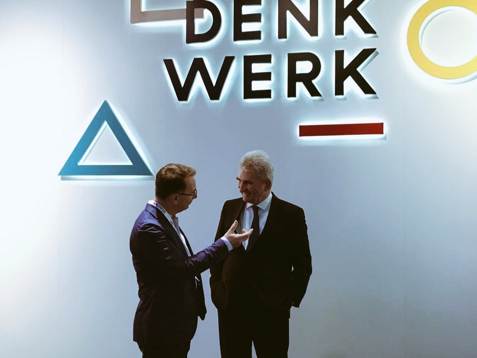 Guten Morgen <a href="/dmexco/">DMEXCO</a>! NRW-Wirtschaftsminister <a href="/a_pinkwart/">Andreas Pinkwart</a> im Gespräch mit <a href="/marcozingler/">Marco Zingler</a> über denkwerk, #KI und deren Einsatzmöglichkeiten. Beide sind der Meinung, dass Daten in der öffentlichen Hand im Sinne der Wirtschaft DSGVO-konform nutzbar gemacht werden sollen. #DMEXCO19