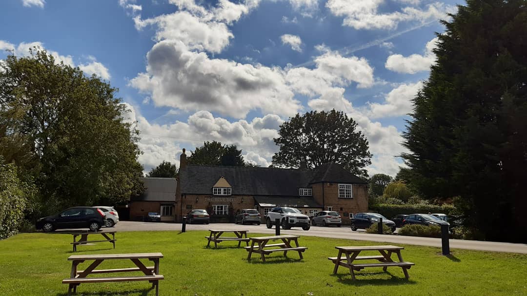 ArtofTonyNero's tweet photo. I read the sign 'The Best Kept Village'... wondering, how do you win that title. A lady walking by, she bent down to pic up some litter someone had discarded earlier. There was my answer, taking pride in where you live. #Glinton #Peterborough https://t.co/vHD8zvaQk9