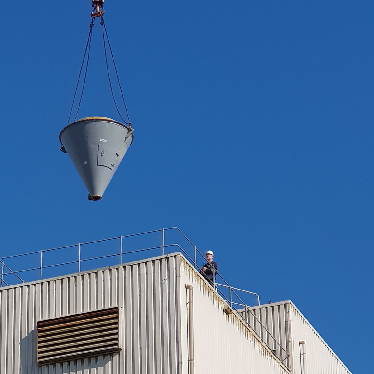 EverZincCompany's tweet photo. Impressive operation at our plant in Eijsden ! This week, we upgraded the ball mill workshop with a new sieving system. This replacement will allow us to increase our Zinc Oxide Feed Grade production capacity to meet the increasing market demand. #ZincOxide #OpEx https://t.co/CAdU4BgjwJ