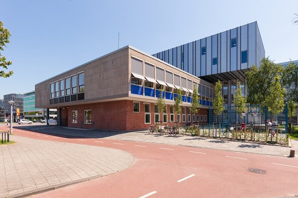 Vandaag opent <a href="/MarjoleinMoor/">Marjolein Moorman</a> onze school Orion College Amstel! #feest #onderwijs