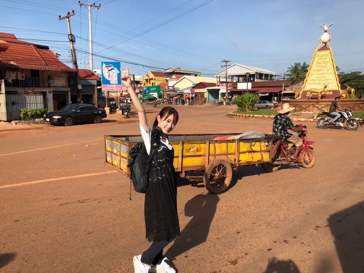 Bs11 世界の国境を歩いてみたら あす夜7時 タイ カンボジア 編の放送です 国境ハンター は 高野桃子 T Co Lp13nqarlq さん 元気の良い高野さんはカンボジア国境 近くの街 アンロンベンの中心地にて 果たしてどんな国境旅だった