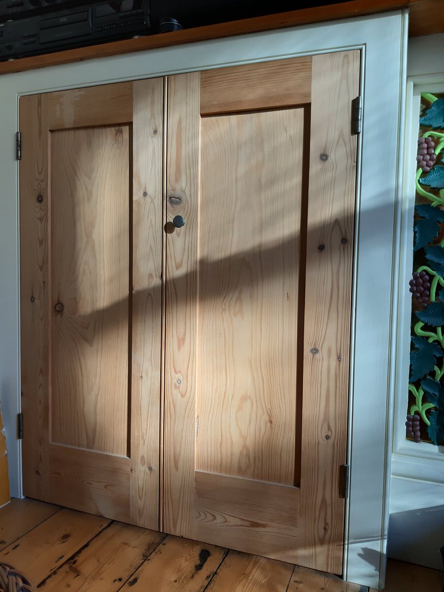 TheDoorRestorer's tweet image. Here Comes The Sun! Deflected sunlight flooding in through a north facing #sashwindow, illuminating a #ReclaimedTimber alcove cupboard, purpose-built to house my little vinyl record collection. Combined passions. Good Day Sunshine!
#THEolddoorrestorer