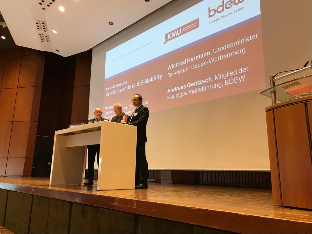 KMU_Forum's tweet photo. Diskussion zur #Verkehrswende und #Emobility mit BaWü-Verkehrsminister @WinneHermann und Andrees Gentzsch (@GzAndrees), Mitglied der @bdew_ev-HGF. Energiewirtschaft treibt mit #Ladeinfrastrukturausbau die #Verkehrswende voran. #bdewkmu https://t.co/DeSwcVtV1f