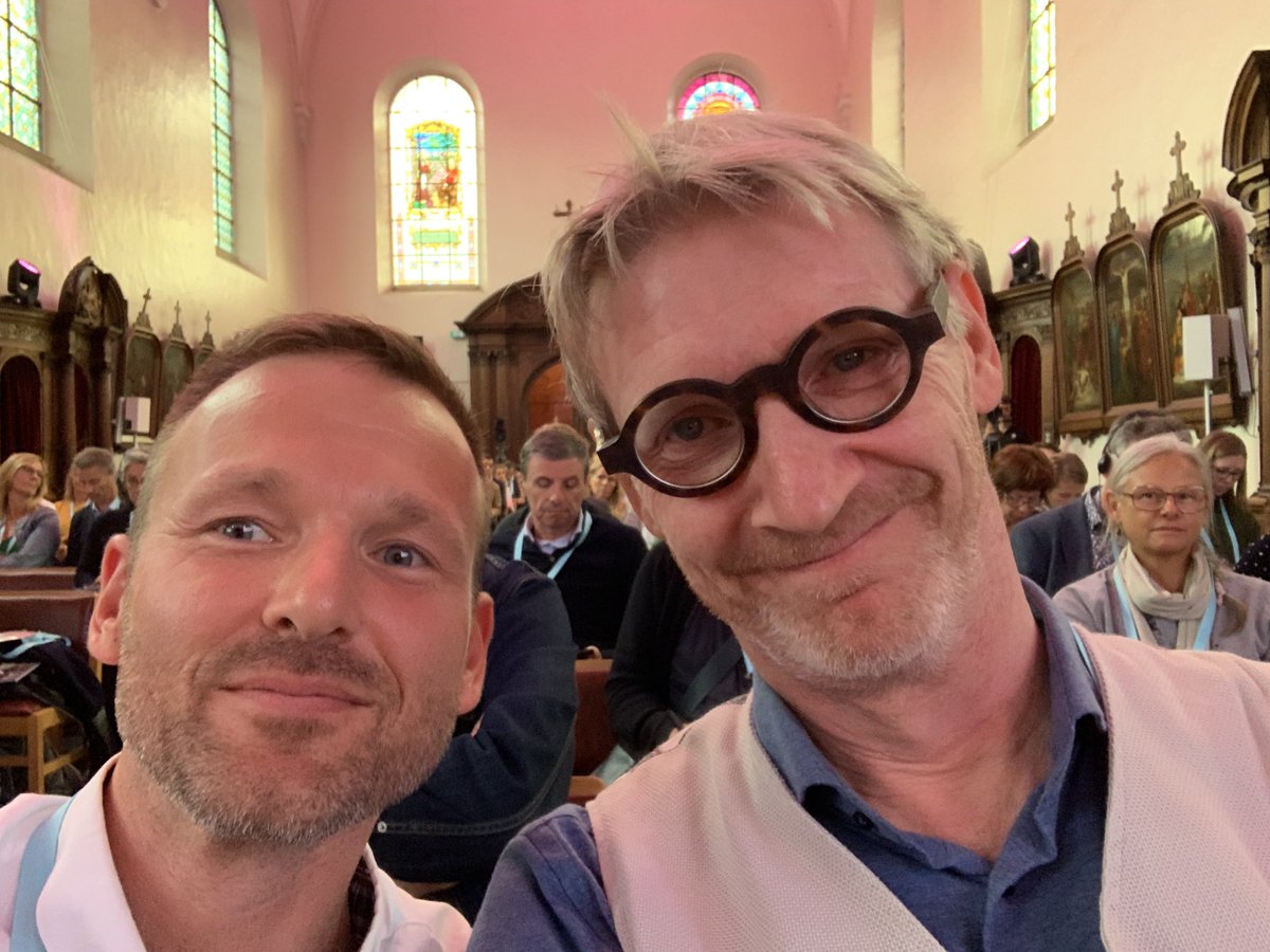 Mooie start van #ReizennaarMorgen #summit #brugge in prachtig kader. Fotootje met Herman Konings <a href="/soeproza/">Herman Konings</a> die straks in de workshop zijn licht laat schijnen op de inzichten uit bewonersstudies in toerisme. Er zijn nog een paar plaatsen in de workshop 😀. <a href="/toerisme_vla/">Toerisme Vlaanderen</a>