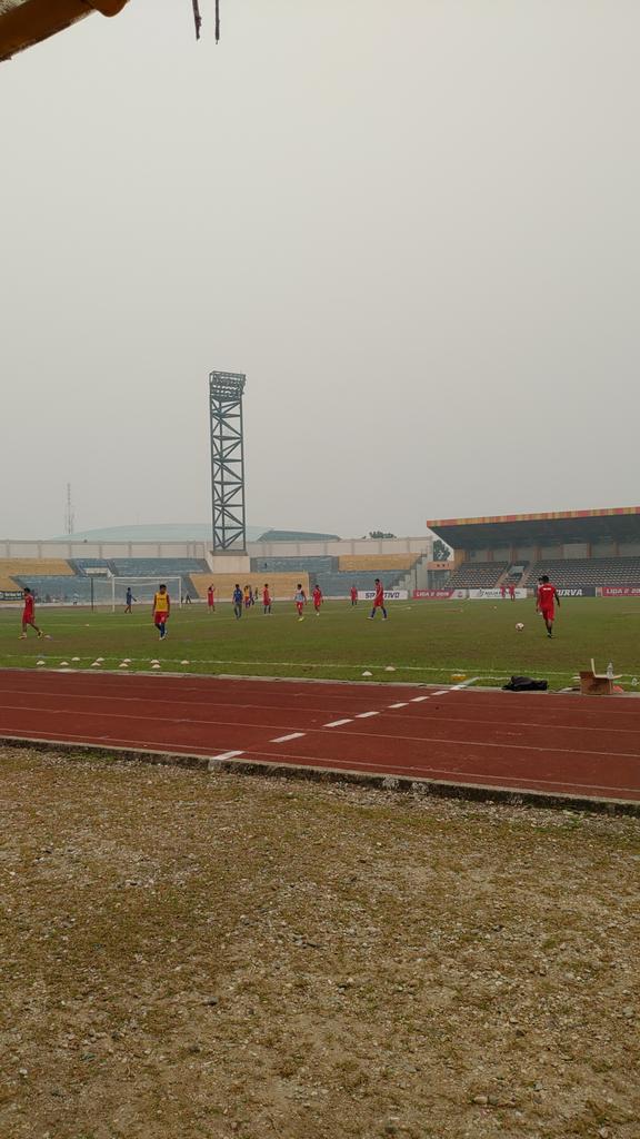 pspspekanbaru_'s tweet photo. Sesaat lagi kita akan menyaksikan pertandingan antara PSPS Riau vs Cilegon United 

Masih dalam balutan kondisi cuaca yang berasap 😷 https://t.co/h7RoBT0vVU