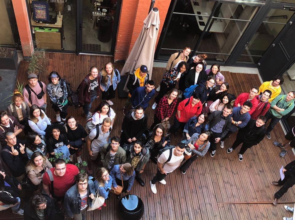 ecvfrance's tweet photo. De nouveaux étudiants font leur première rentrée dans la grande communauté créative @ecvfrance. Nous sommes ravis de les compter parmi nos talents et nous leur souhaitons une belle réussite académique à #ECVDesign, #ECVAnimation, #ECVGame et #ECVDigital
Belle rentrée à tous 🤩 https://t.co/0PB9eiXWhZ