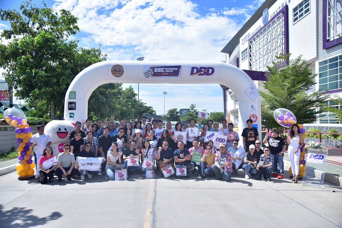 Decha1074's tweet photo. EEC BUSINESS DRIVE​ 2019
คาราวานแลนด์ลี่เชื่อมโยงกลุ่มธุรกิจบริการ​ที่ผ่านการอบรมจากกรมพัฒนาธุรกิจการค้าเข้าร่วมงาน โดยมีนายวุฒิไกร​ ลีวีระพันธุ์​ อธิบดีกรมพัฒน์ฯ​ เป็นประธานเปิดงาน https://t.co/xY8X6IeIZg