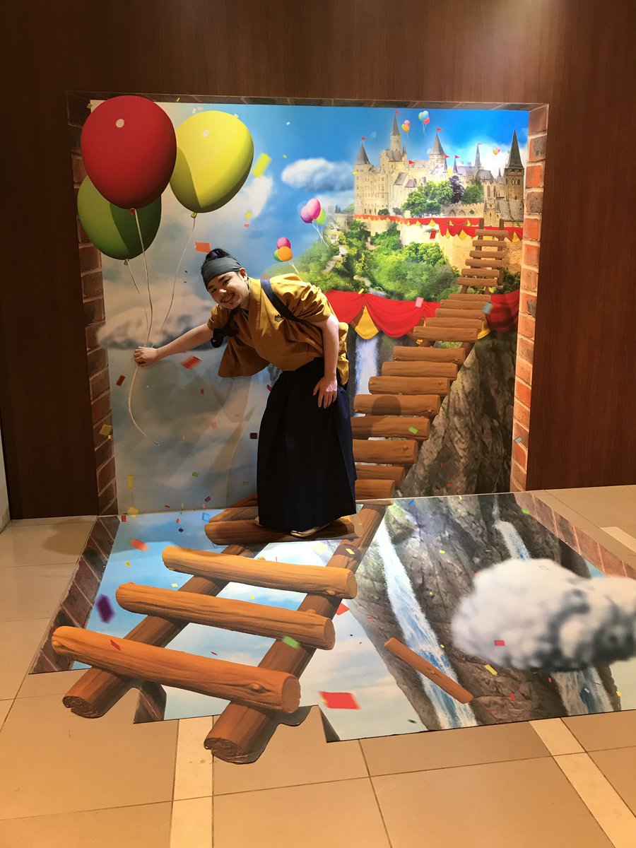 名古屋おもてなし武将隊 Ar Twitter ナゴヤキャッスルでは トリックアート写真が撮れるぞ 来店した際は このように 夢の国へ そして キリンさんをヨシヨシしたまえ ひでよし ナゴヤキャッスル トリックアート 豊臣秀吉