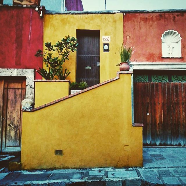 xomero's tweet image. #randomstreetsanmiguel #randomstreet #facade #SanMiguelDeAllende #Guanajuato #México #fachada ift.tt/30aMufS