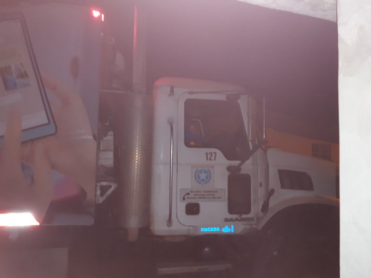 augustomorgner's tweet photo. @Puerto_Limpio Acaba de destruir la vereda y cajon donde salen las aguas lluvias el camion de basura 127 en la Alborada 4 manzana DD.  No es posible que tengan personas que no sepan manejar, dañen el bien publico y se vaya como si nada. Tuvo espacio para no pasar encima y sin embargo daño https://t.co/AYpllRv4NJ