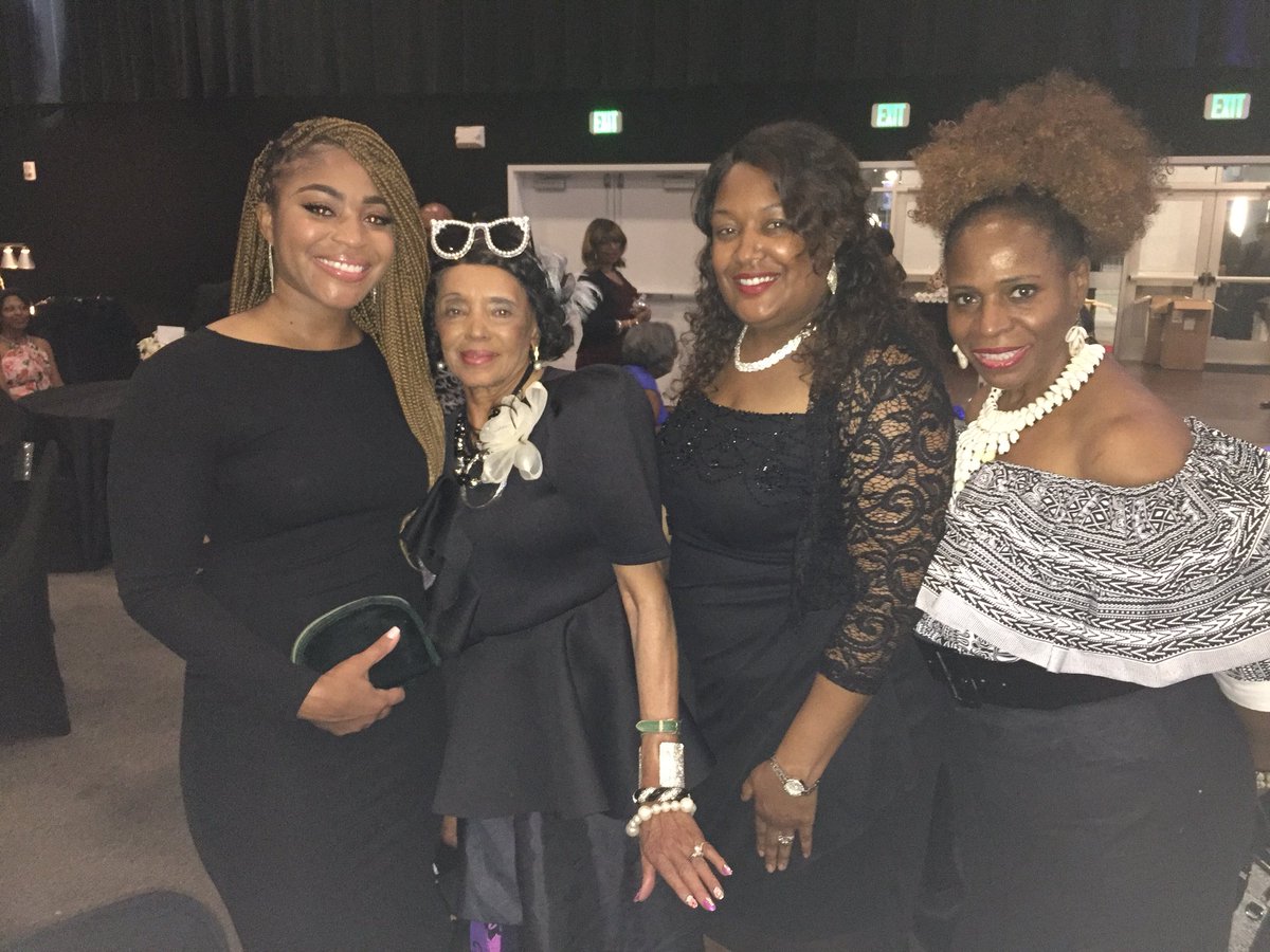 Joann_Massey901's tweet photo. Great time w/ @ClassicMemphis @MayorMemphis @CityOfMemphis Southern Heritage Classic 30th Kickoff & Gala Celebration #SHC19 #FredJonesWay https://t.co/2xtFFd2Gyn