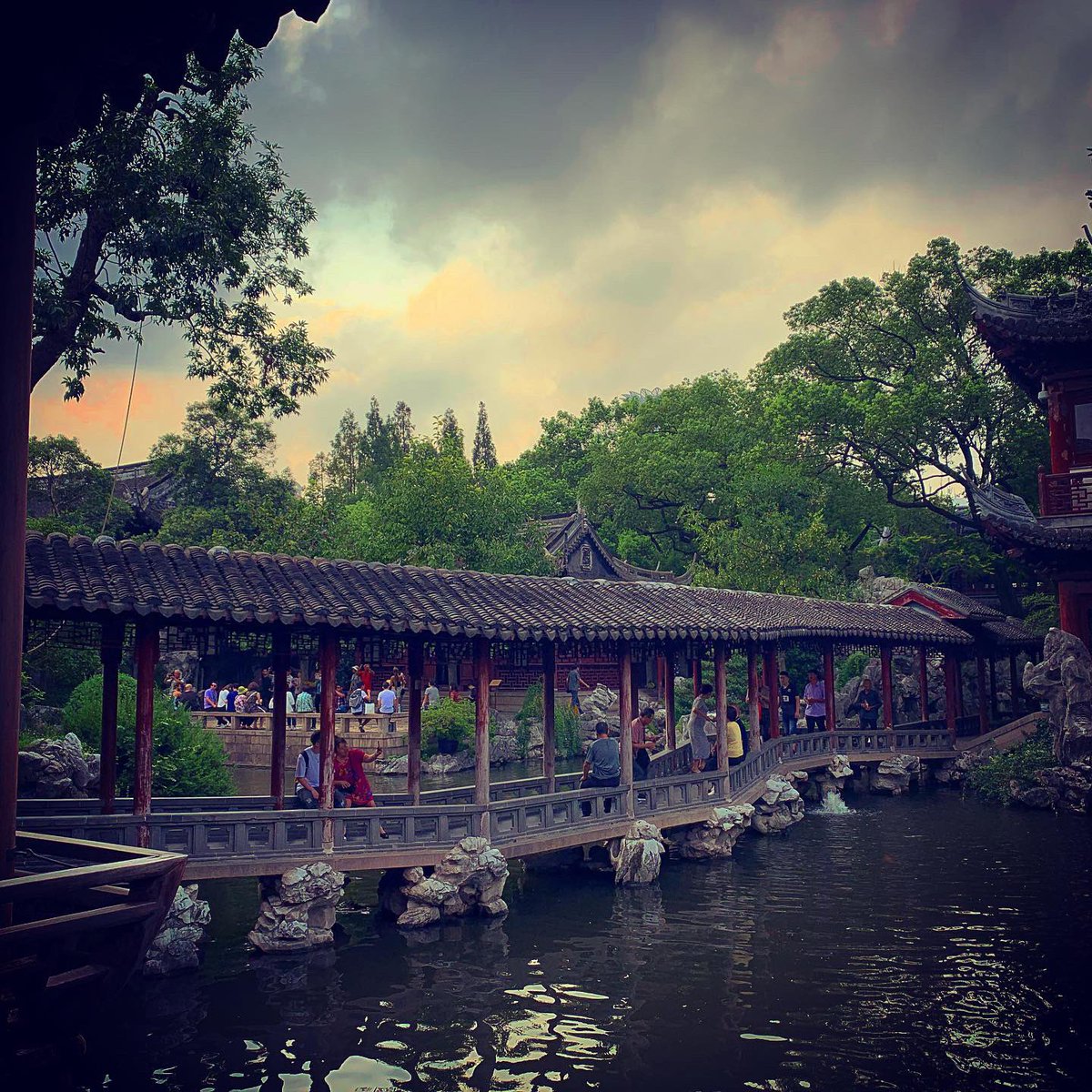 After a long time, I have finally experienced the #Enchantment , #Magic and #Mystery of #YuGarden ⛩

#Shanghai #China #GrayDay #Explore #History #SixHundredYears #Magical #LongTimeOverdue #Fantastic #Garden