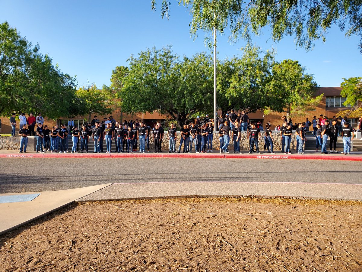 HanksInteract's tweet photo. Thank you JROTC for the beautiful memorial this morning! Sept. 11 #nationaldayofservice A day we will  never forget! #hanksknights #silverNblack #KingdomOf8 #WeAreHanks #yisdproud #thedistrict #wedeliverserviceexcellence https://t.co/KAhGpJC2VS