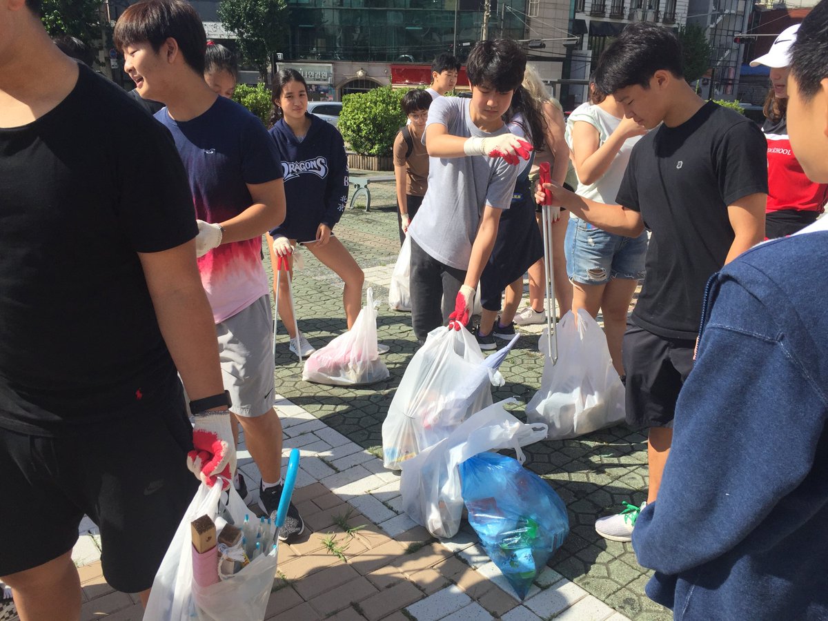 MillardMonkey's tweet photo. Service in action... HS Day of Service part 2! @SFS1912 https://t.co/SW66XLrhT8