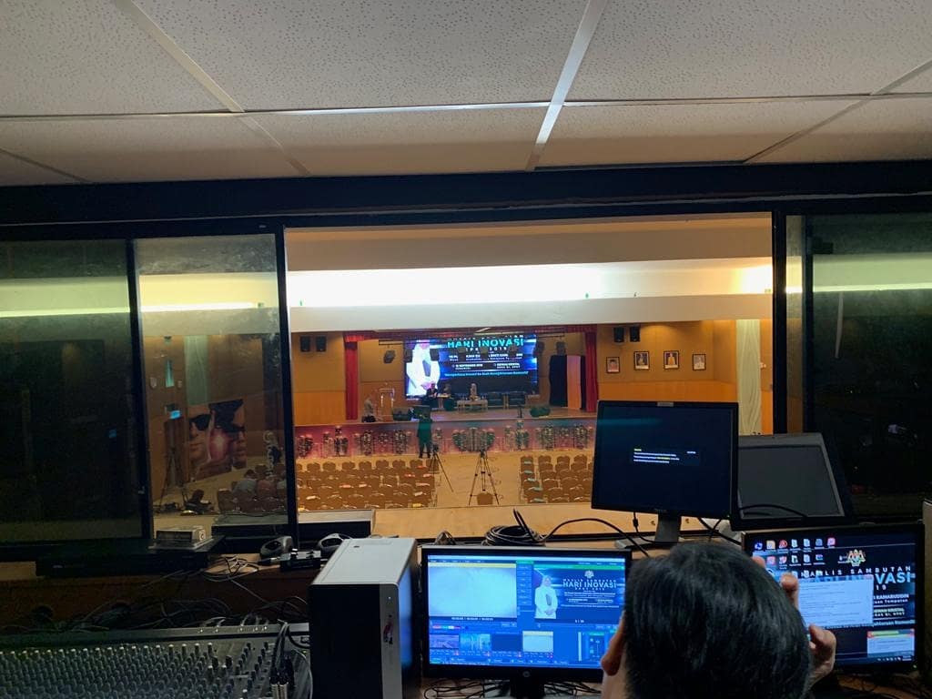 PPESquadron's tweet photo. Rehearsal for the launch of Majlis Sambutan Hari Inovasi KPKT 2019 this evening. Minister of Housing and Local Goverment, YB Puan Hajah Zuraidah Binti Kamaruddin will officiate the event.

#PPEEmpire #PPESquadron #event #corporateevent https://t.co/RB3AKOLZ5V