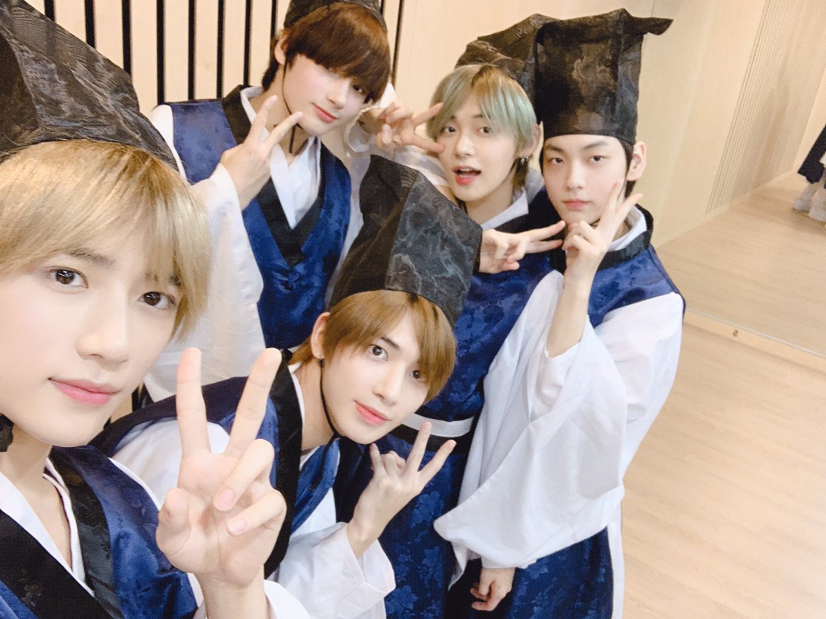 TXTFANBASEBR's tweet photo. Tivemos 4 selcas OT5? Já é natal para as MOA's? 🤩 https://t.co/nBOm51eLO2
