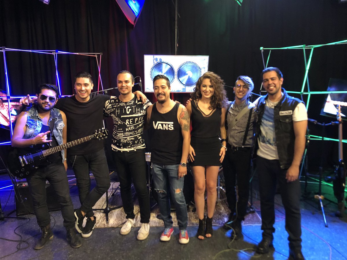PaulinaSosaGDL's tweet photo. Muchas gracias a nuestros amigos tan talentosos de @occidenteband por habernos visitado en La Máquina! Nos vemos el próximo miércoles a las 9:30 pm por @JaliscoTV 📺🤘🏼🔥🎸🎤🔥 #LaMáquinaJaliscoTV #JaliscoTV https://t.co/pYHI5C16RN
