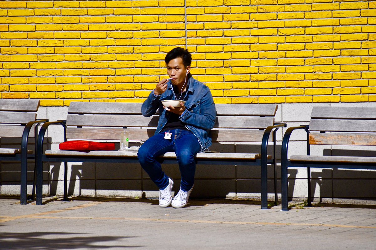 Med_ElHamzaoui's tweet photo. Devant un mur jaune soleil à #Stockhom #Couleurs #Colors https://t.co/4Vza0qS95D
