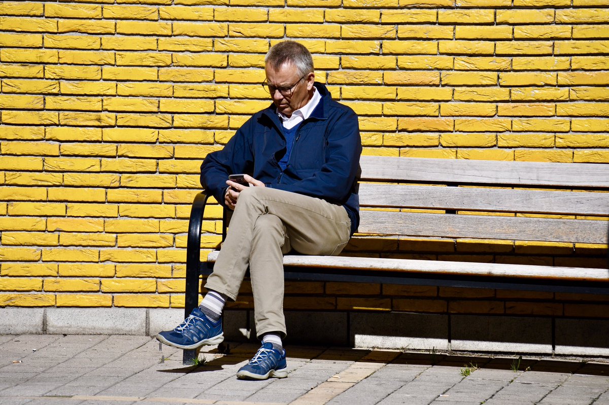 Med_ElHamzaoui's tweet photo. Devant un mur jaune soleil à #Stockhom #Couleurs #Colors https://t.co/4Vza0qS95D