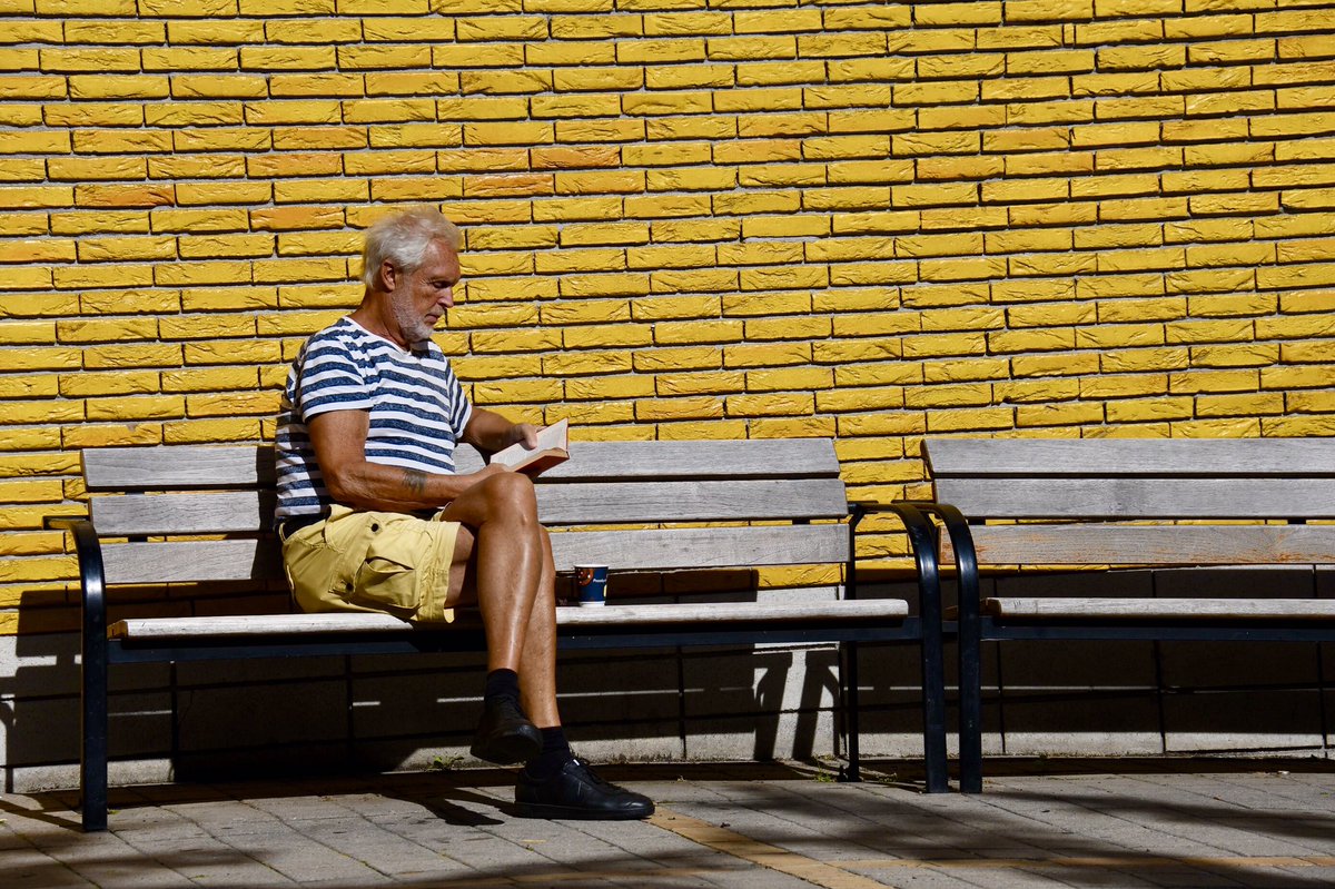 Med_ElHamzaoui's tweet photo. Devant un mur jaune soleil à #Stockhom #Couleurs #Colors https://t.co/4Vza0qS95D