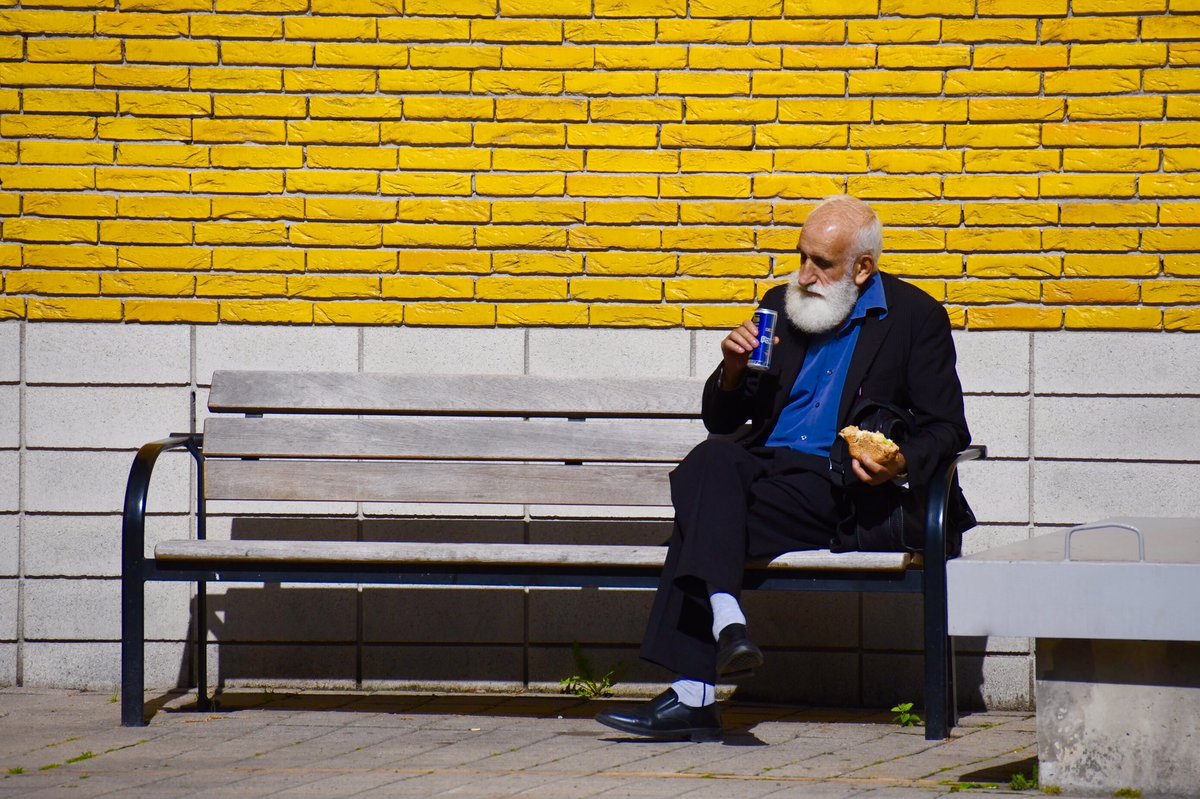 Med_ElHamzaoui's tweet photo. Devant un mur jaune soleil à #Stockhom #Couleurs #Colors https://t.co/4Vza0qS95D