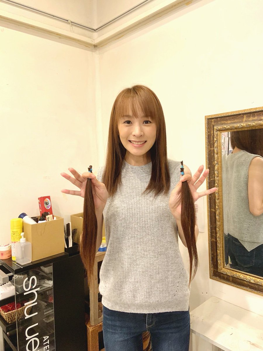 山田香織 初ヘアドネーション 長い髪を使うイベントが終わったのでバッサリ 31センチ以上の髪は 病気や事故で髪が無くなった子供のウィッグになるとのことで提供してきました 切るのは少し悩んだけど すぐ伸びるしね 髪の毛 誰かの笑顔に