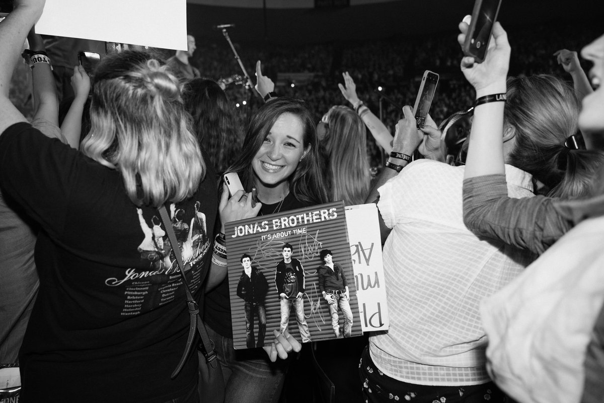 jonasbrothers's tweet photo. Cincinnati 😎 #happinessbeginstour https://t.co/4VodBuW6no