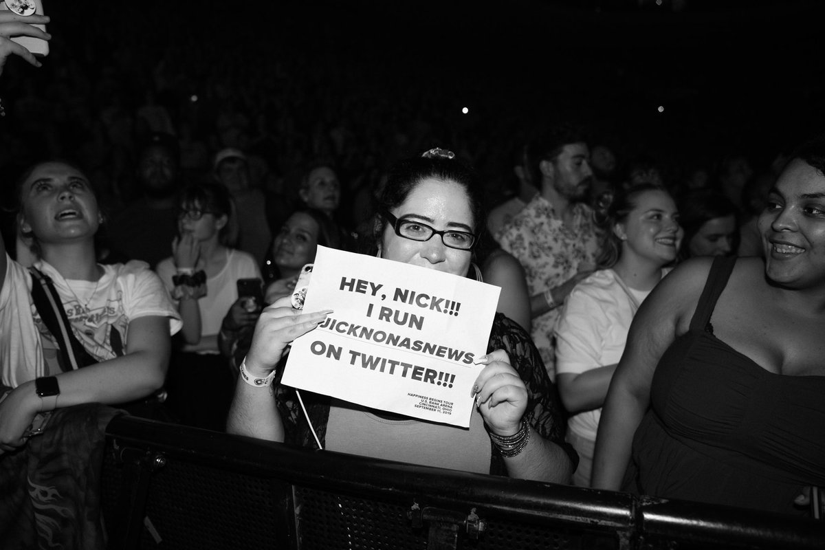 jonasbrothers's tweet photo. Cincinnati 😎 #happinessbeginstour https://t.co/4VodBuW6no