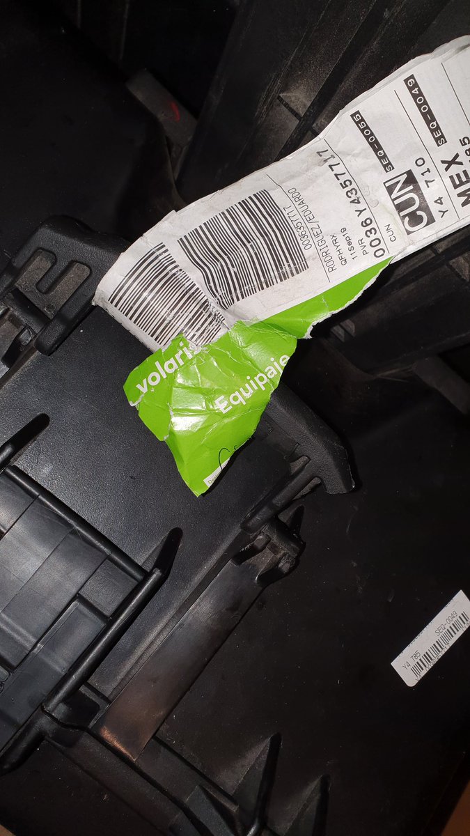 ragdlgv's tweet photo. @flyvolaris pesimo cuidado del equipaje de tus pasajeros. Estuche rigido de equipo profesional severamente dañado en su vuelo 710 MEX - CAN #volaris #pesimoservicio #negligencia #flyvolaris #equipajedañado #daño #0estrellas https://t.co/wlN4wmeh1m