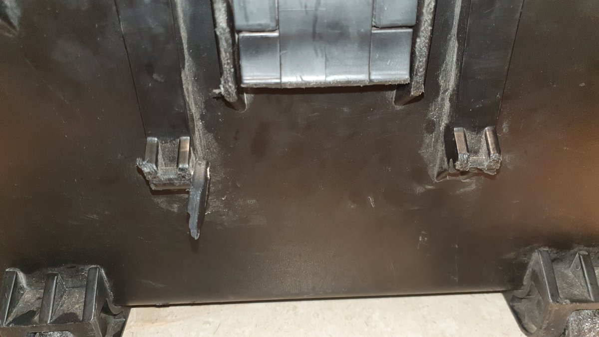 ragdlgv's tweet photo. @flyvolaris pesimo cuidado del equipaje de tus pasajeros. Estuche rigido de equipo profesional severamente dañado en su vuelo 710 MEX - CAN #volaris #pesimoservicio #negligencia #flyvolaris #equipajedañado #daño #0estrellas https://t.co/wlN4wmeh1m