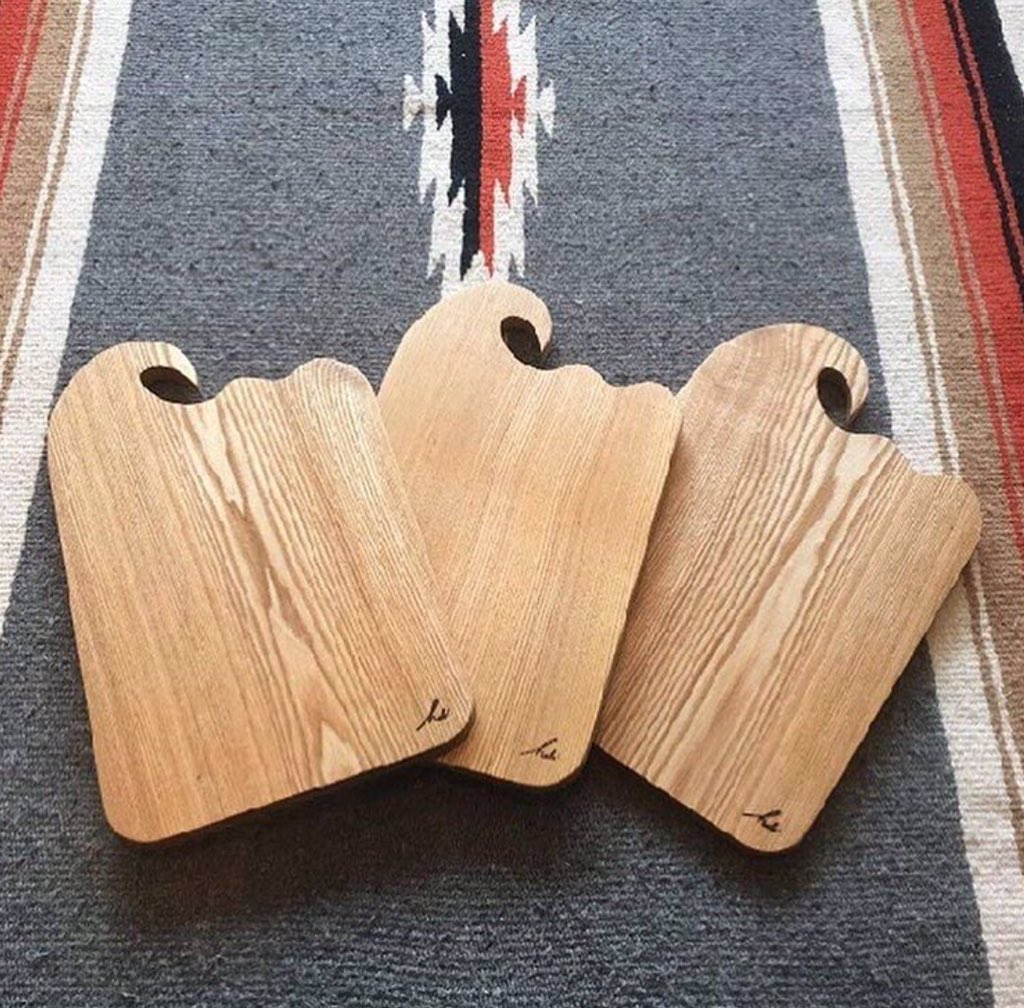 【 街なかソトアソビ 】出展者さんのご紹介
HALE! woodworks　
Hwaiiと自然が好きで糸鋸盤を主とした木工をしています。
「街なかソトアソビ」にはアウトドアで使える
ウッドスピーカーやカッティングボード
Hawaiiを感じるアイテムを持っていきます。各種オーダーも承りますので お気軽にお声かけを