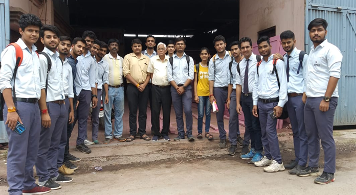 AcropolisIndia's tweet photo. Here are glimpses of the #FieldVisit to #Timber Factory organized by #CivilEngineering department of #AITR. The trip was organized with the aim of providing practical knowledge about Timber, its component like #AnnularRings, #Pith, #CambiumLayer, #Sap, #MedullaryRays, #Barks etc. https://t.co/6Ajq7L818f