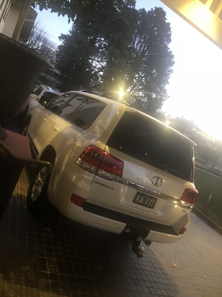 techeweup's tweet photo. First landcruiser I have seen since arriving in Canberra.... #itssoclean https://t.co/rgFJcBjeVC