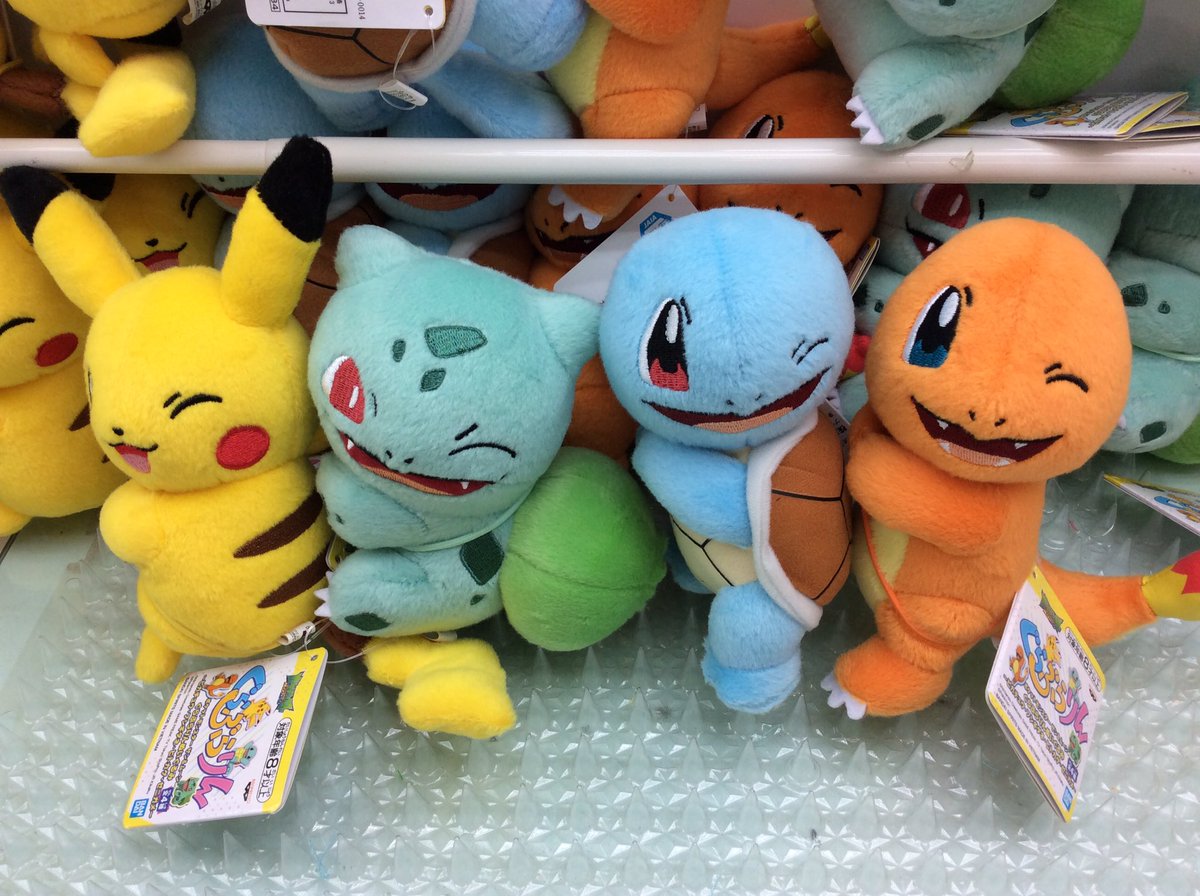 Namco梅田店 ポケットモンスター サン ムーン ぐらぶらりんぬいぐるみ ピカチュウ フシギダネ ヒトカゲ ゼニガメ 入荷してますー 仲良しこよし なんか 女子高生 女子大生がこんなポーズの プリを撮ってたのを思い出しました 笑 ポケモン