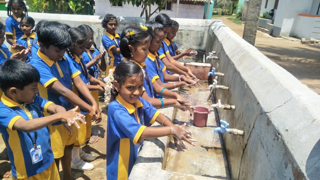 FINISH_Society's tweet photo. When kids decide to change the world, it happens!!
Students of Kannegala & Madduru Government Schools (Gundlupeth, Karnataka) mastering all 7 steps of handwashing #SwachhBharat #SwachhataHiSeva2019 #handwashing #changemakers #SwachhKarnataka #Omniactive #WASH https://t.co/xr0cHnadOA