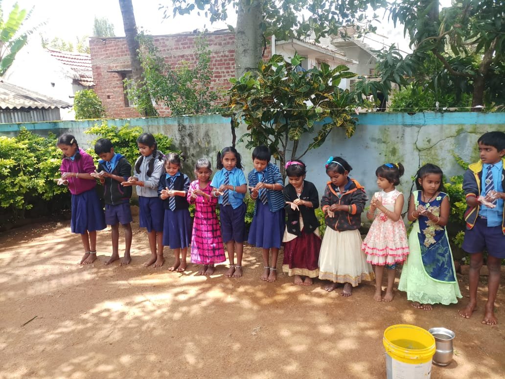 FINISH_Society's tweet photo. When kids decide to change the world, it happens!!
Students of Kannegala & Madduru Government Schools (Gundlupeth, Karnataka) mastering all 7 steps of handwashing #SwachhBharat #SwachhataHiSeva2019 #handwashing #changemakers #SwachhKarnataka #Omniactive #WASH https://t.co/xr0cHnadOA