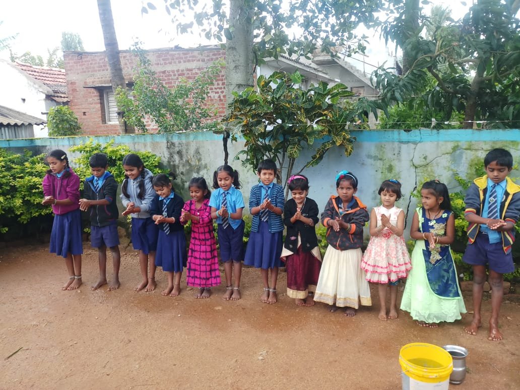 FINISH_Society's tweet photo. When kids decide to change the world, it happens!!
Students of Kannegala & Madduru Government Schools (Gundlupeth, Karnataka) mastering all 7 steps of handwashing #SwachhBharat #SwachhataHiSeva2019 #handwashing #changemakers #SwachhKarnataka #Omniactive #WASH https://t.co/xr0cHnadOA