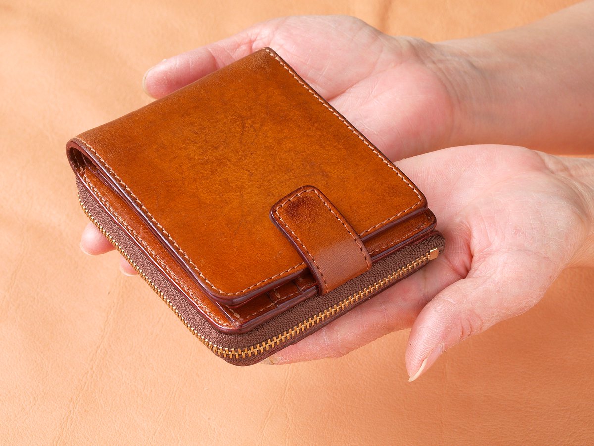 鞄いたがき スタッフが10年以上愛用している二つ折り財布 タンニンなめしの使い込んだ風合いが美しいです T Co Ylohl8beor 鞄いたがき 鞄のいたがき Itagaki 革 牛革 Leather Leathercraft レザークラフト タンニンなめし 職人 北海道