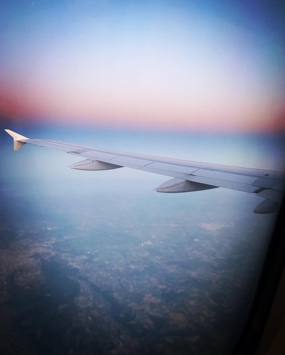 vsoisic's tweet photo. Fly me to the moon... 
nope to Paris !
Belle journée à vous 
Nb : j’irai bien finir mes heures de sommeil et rêver sur ces beaux nuages cotonneux ☁️😴
#jeudiphoto #airfrance #lejourseleve https://t.co/QXWgUrVmMN