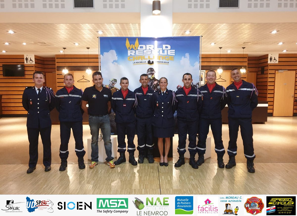 AdrienGransagne's tweet photo. [#Jour1] L'équipe au complet devant l'affiche officielle du @WRC2019France. Début de la compétition ce matin. Au programme pour la team, la standard #SUAP, la rapide #SR. Une pensée de soutien pour nos amis du @SDIS44 qui seront à l'oeuvre dès ce matin 💪 https://t.co/8PS2BOOOoQ