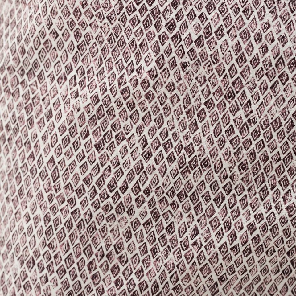 ZimmerliCH's tweet photo. The abstract graphic design of this classic nightwear radiates refreshing, confident style. Now online https://t.co/F8V7yvqgxa and available in the stores #Berlin #Geneva #Taipei #Zimmerli #theWorldsFinest #SensualFashion #AW19 #autumn #fashion #Switzerland #handmade #laces https://t.co/VCngUnCrax