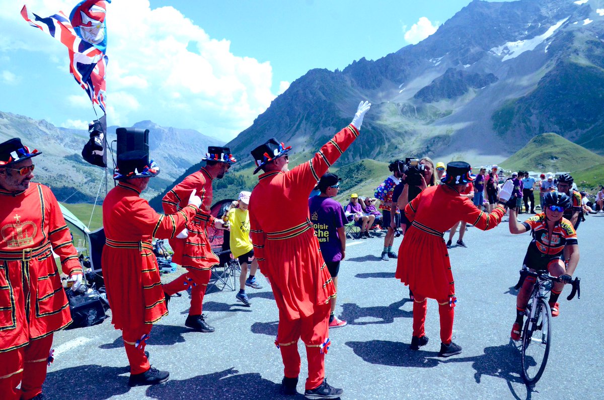 tdfbeefeaters's tweet photo. 17 days until Beefeater Bend at #yorkshire2019.
Thought I’d seen it all until I saw a French kid trying to teach a Beefeater how to #shootdance at the Tour de France 😂. Don’t think it ended well.
#tdf #throwbackthursday #tbt #beefeaterbend https://t.co/2KIViSd54y