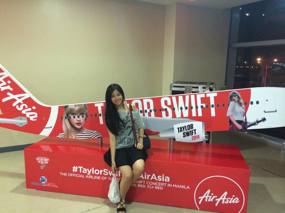 SlytheReine's tweet photo. How about a cringey-throwback gift for my ISCENE ๐
Throwback to when I thought I was so cool and fabulous on a Taylor Swift Red Tour Concert just cause I was wearing an off shoulder shirt.
Napakafeeing, pero ang nene pala HAHA. Frosh year.
๐๐๐ซ
@iamiscene #ISCENESelcaDay https://t.co/jUvXHcvpOU