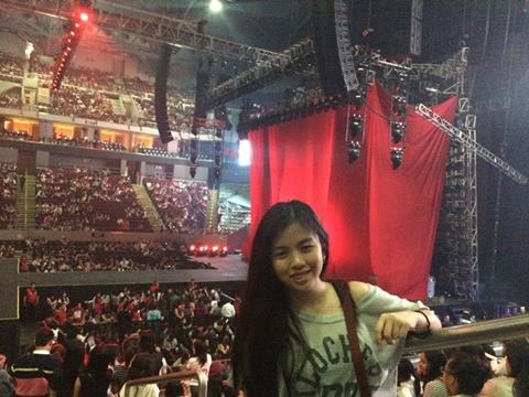 SlytheReine's tweet photo. How about a cringey-throwback gift for my ISCENE ๐
Throwback to when I thought I was so cool and fabulous on a Taylor Swift Red Tour Concert just cause I was wearing an off shoulder shirt.
Napakafeeing, pero ang nene pala HAHA. Frosh year.
๐๐๐ซ
@iamiscene #ISCENESelcaDay https://t.co/jUvXHcvpOU